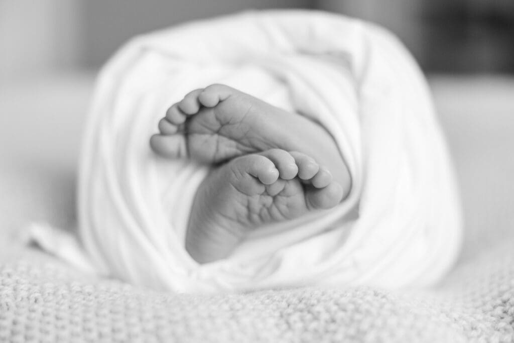 An image of tiny baby toes of a newborn baby.