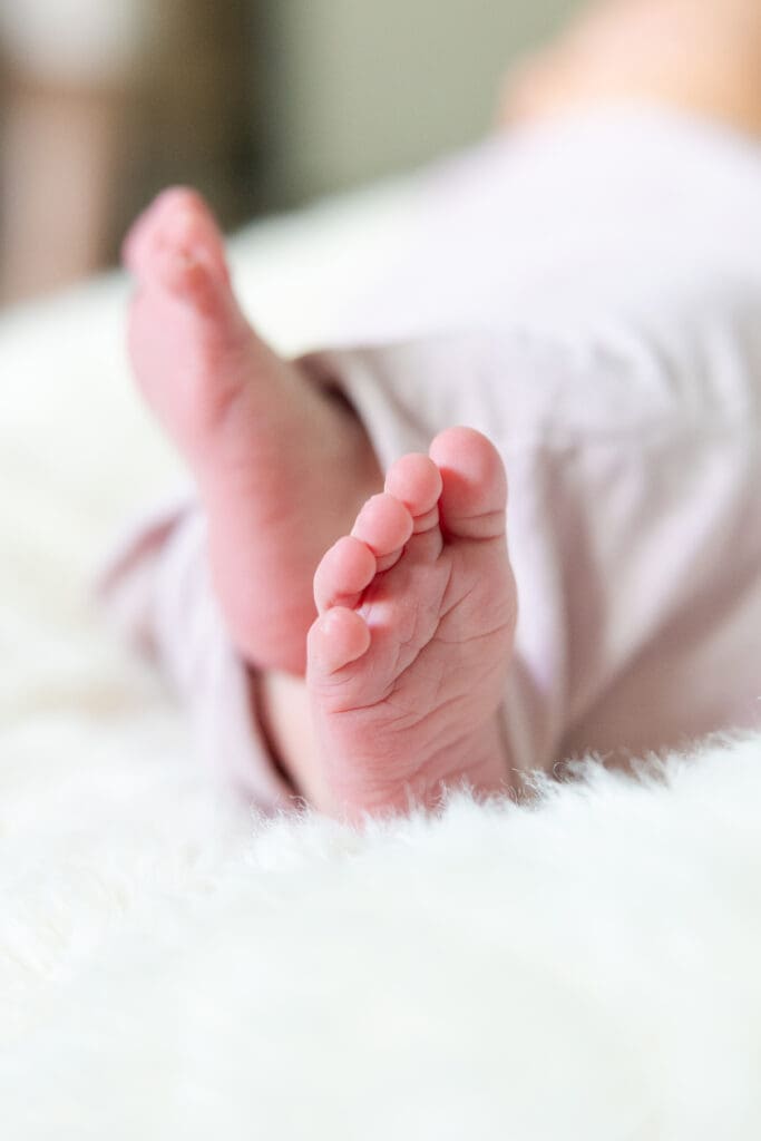 A picture of newborn baby toes.